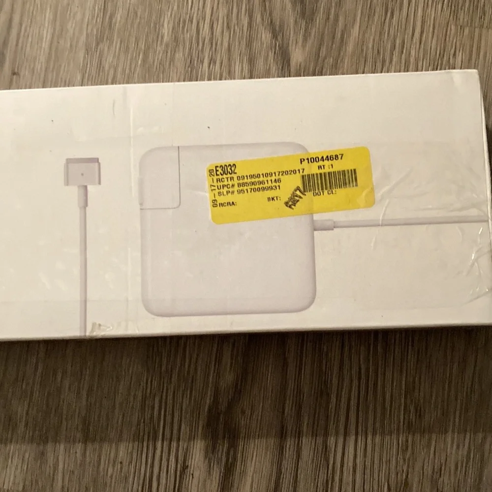 Apple 🍎 85W MagSafe 2 Power Adapter.